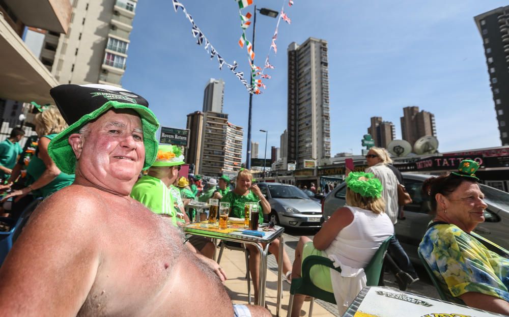 Cientos de turistas y vecinos celebran la fiesta nacional irlandesa y tiñen las calles de verde