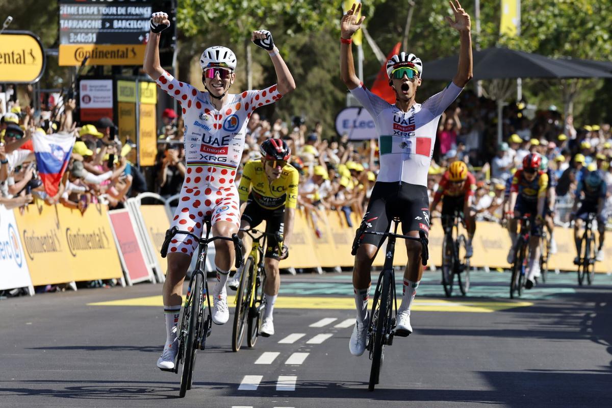 Isaac del Toro celebra su triunfo en la segunda etapa del Tour