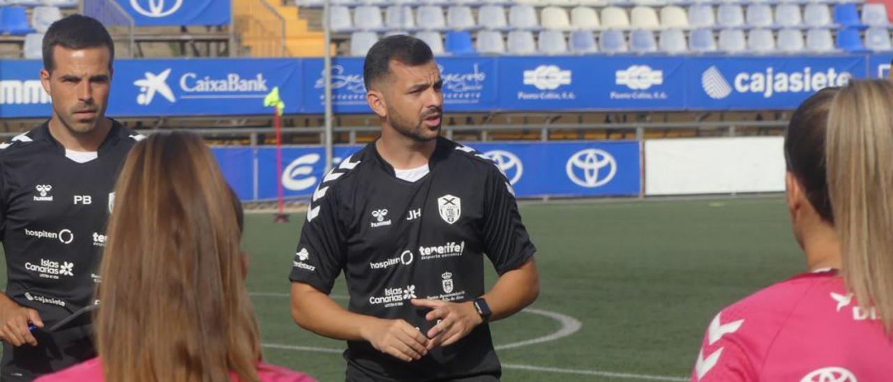 José Herrera se dirige a sus jugadoras en el primer entreno del año. | |