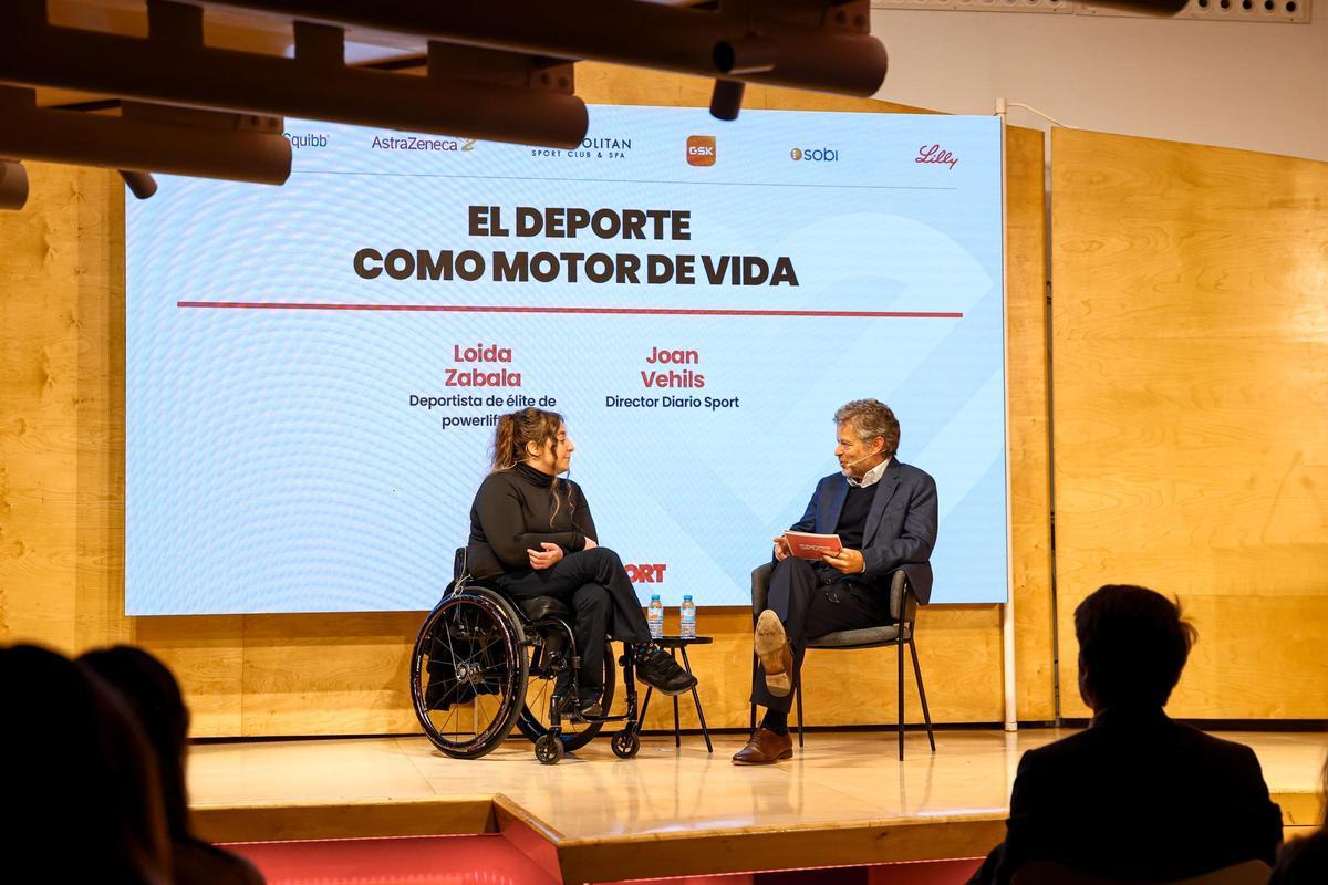Loida Zabala, deportista de élite de powerlifting, junto a Joan Vehils, director del diario SPORT.