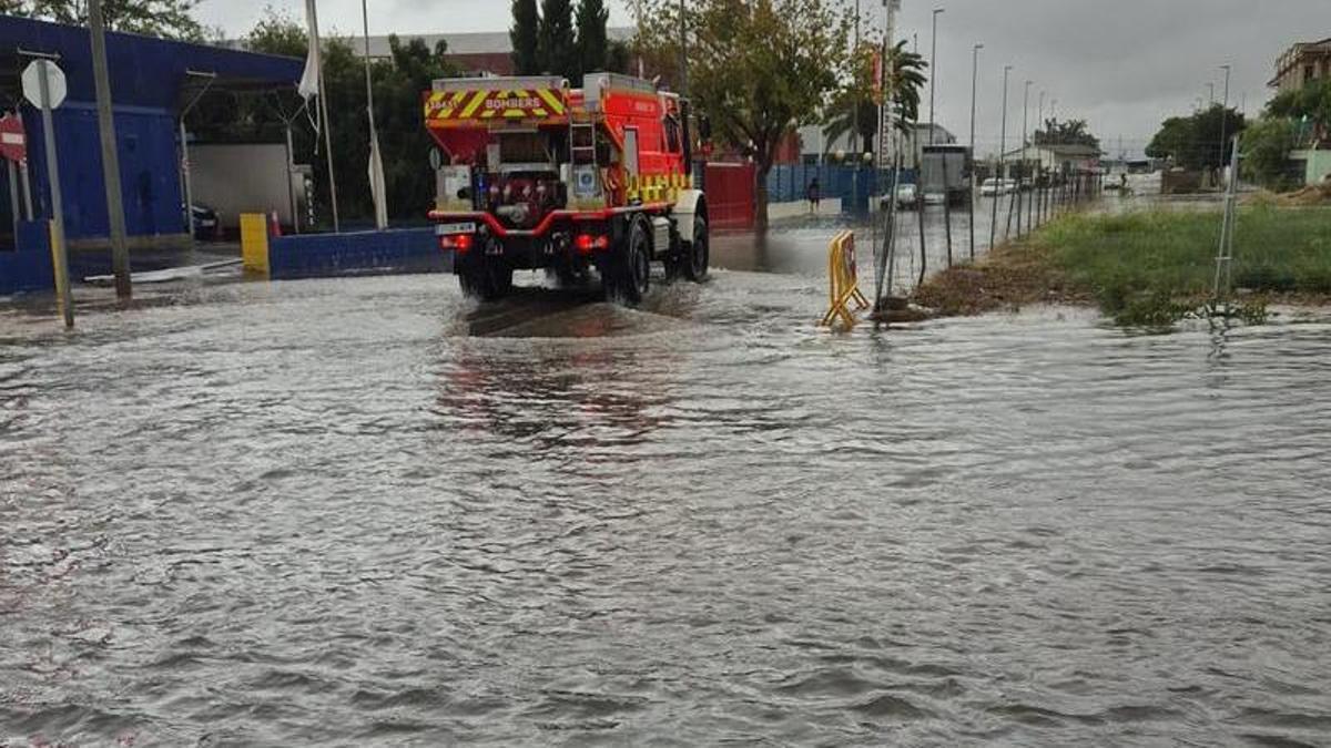 Calles de Sueca anegadas tras un episodio de lluvias en una imagen de archivo.