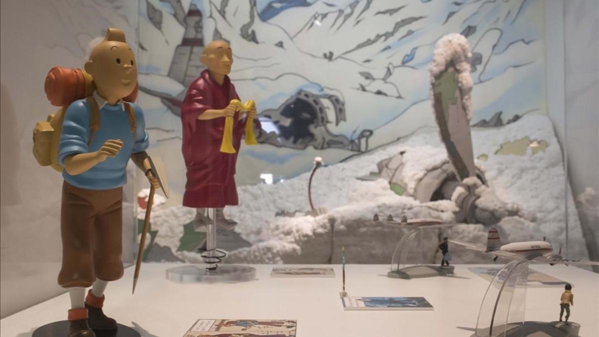 Detalles de la muestra del Museu d'Història de Catalunya sobre las influencias de la vida real que el dibujante belga Hergé trasladó a  'Tintín en el Tíbet'.