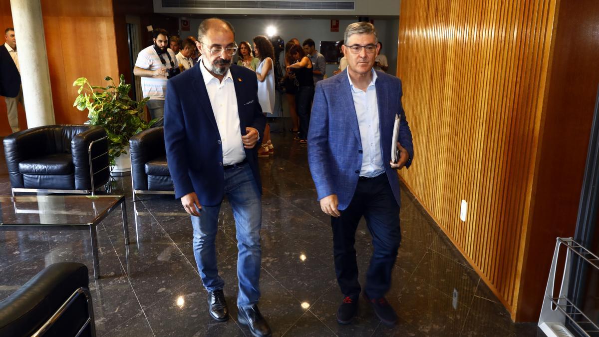 El presidente Lambán junto al portavoz del PSOE en las Cortes, este lunes por la mañana, antes de presidir la primera reunión del grupo parlamentario socialista después del verano.