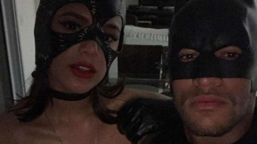 &#039;Batman&#039; Neymar se va de fiesta con &#039;Catwoman&#039;