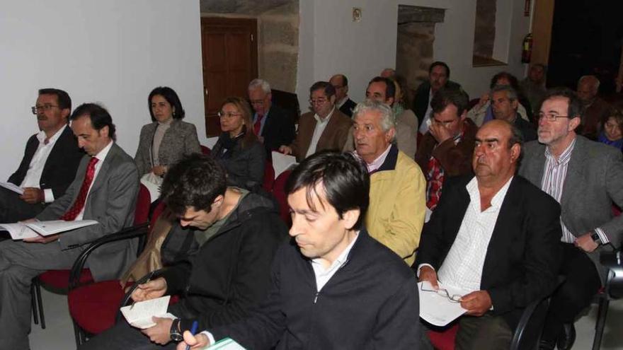 Asistentes a una Junta Rectora del Parque Natural de Arribes.