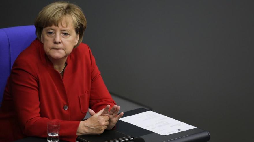 Merkel se defiende de las críticas a su política de ayuda a los refugiados