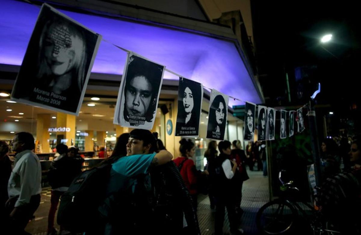 Milers de persones es van manifestar als voltants de la Plaza del Congreso argentí a Buenos Aires durant una manifestació sota el lema Ni una menys per rebutjar els feminicidis.