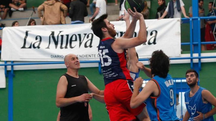 Un lance en uno de los encuentros disputados ayer en el polideportivo de Luanco.