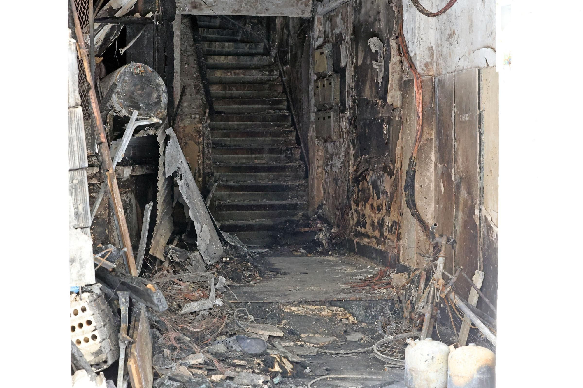 Los vecinos vuelven al edificio incendiado en Vigo a por sus pertenencias