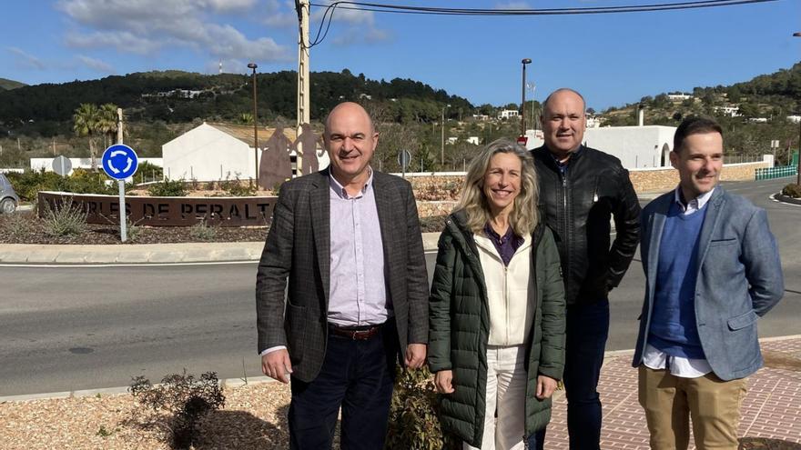 A la izquierda Vicent Marí, ayer, en la presentación de la rotonda de Sant Carles. | I.V.