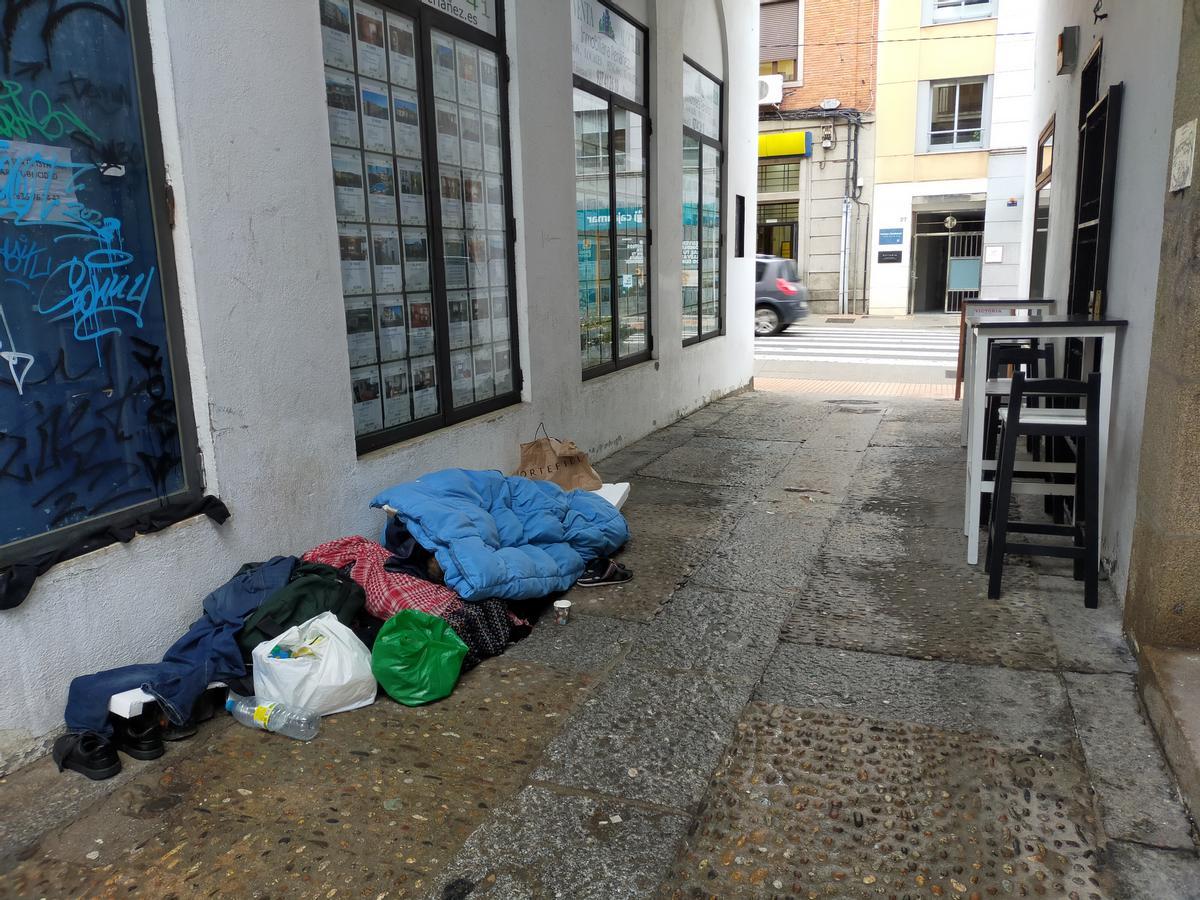 Persona sin hogar durmiendo en el callejón de Clavero, en Plasencia.