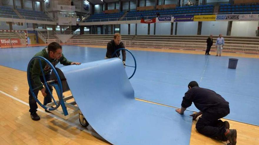 Labores de instalación de la pista azul llevadas a cabo en el día de ayer. // Gustavo Santos