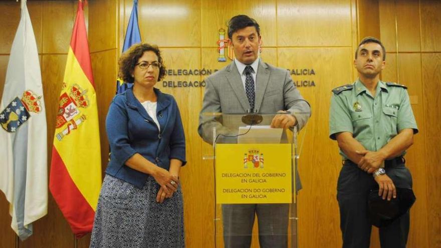 Victoria Gómez, Samuel Juárez y Javier Molano, ayer, en la Delegación del Gobierno en Galicia.