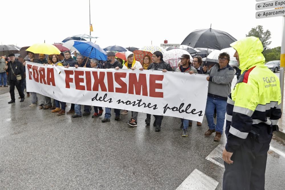 Mig miler de persones desafien el feixisme i la pluja a Verges