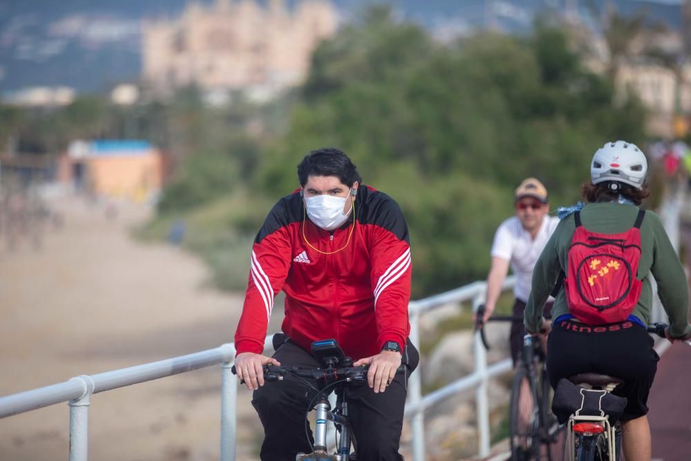 Los mallorquines vuelven a las calles para hacer deporte y pasear