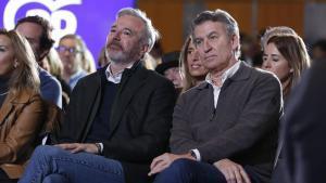ZARAGOZA, 06/02/2026.- El presidente del Partido Popular, Alberto Núñez Feijóo (d) y el candidato Jorge Azcón durante el acto de fin de campaña electoral del PP de cara a las elecciones en Aragón, este viernes en Zaragoza. EFE/ Javier Belver