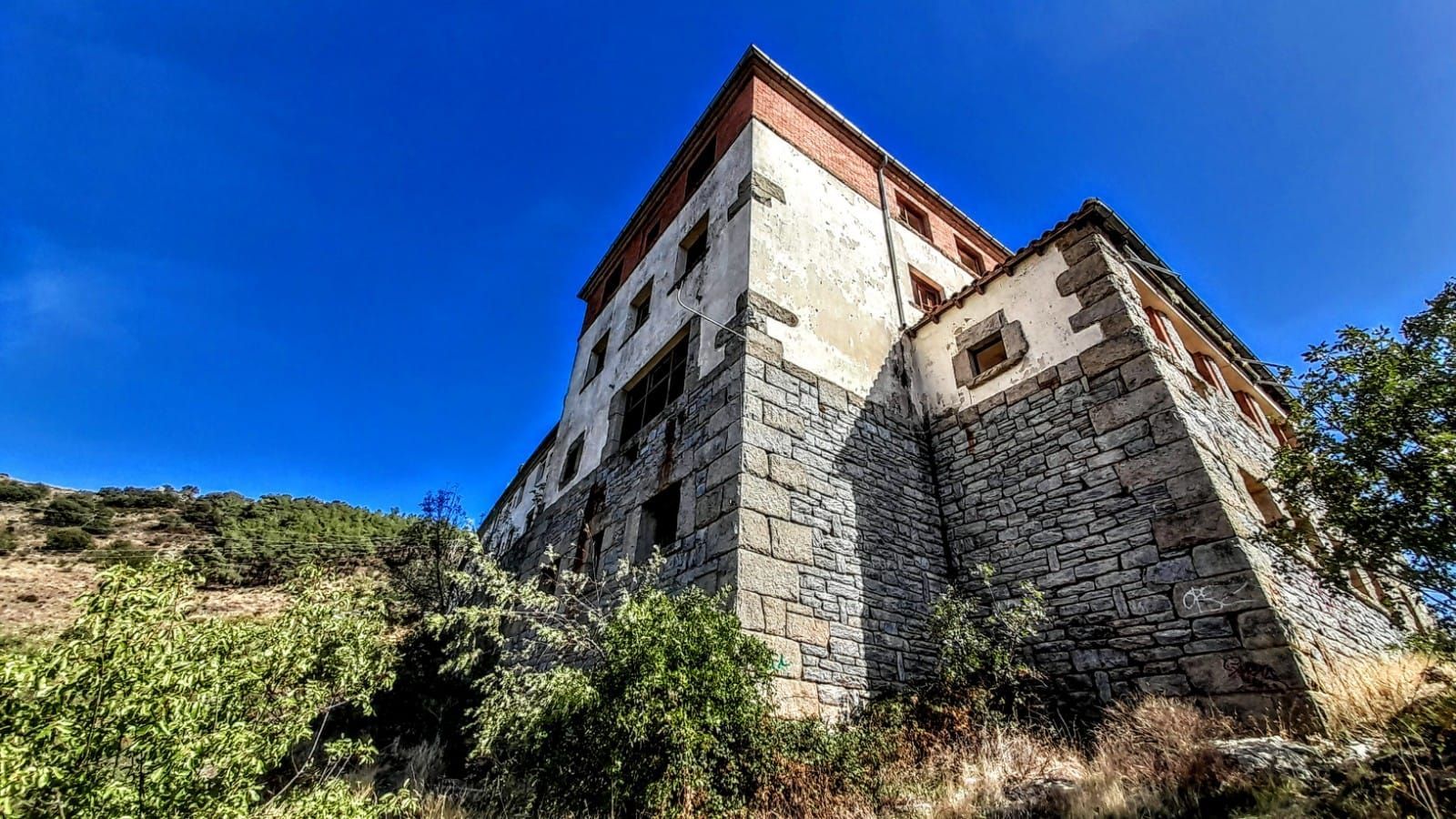 Imágenes del pueblo vacío de Zamora, con escuela, farmacia y cuartel, que se vende por 240.000 euros