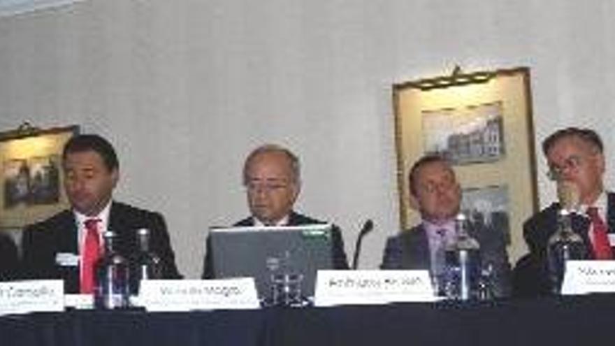Vicente Magro, tercero por la izquierda, durante un momento de su conferencia.