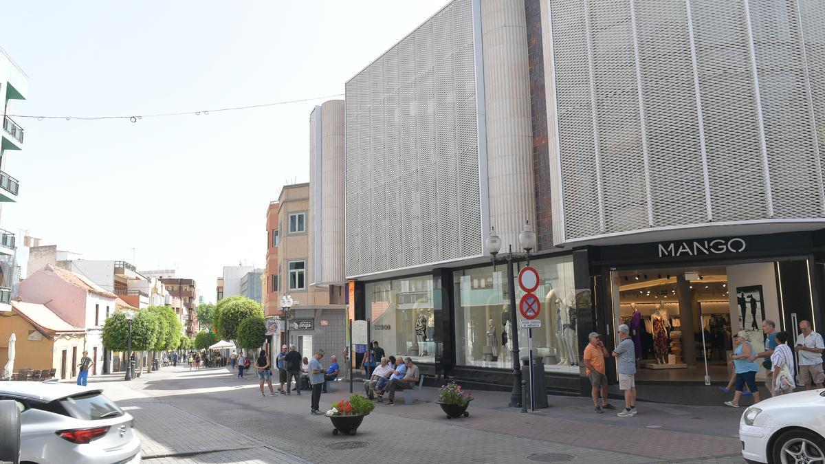 Exterior del edificio número 7 de la plaza de San Gregorio, que alberga un Mango, una tienda de Calzados Gilfonso y una administración de loterías.