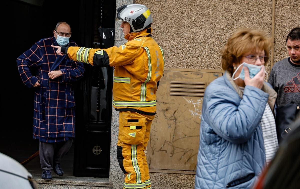 Un incendio provocado por un calefactor obliga a desalojar varias viviendas en Alcoy