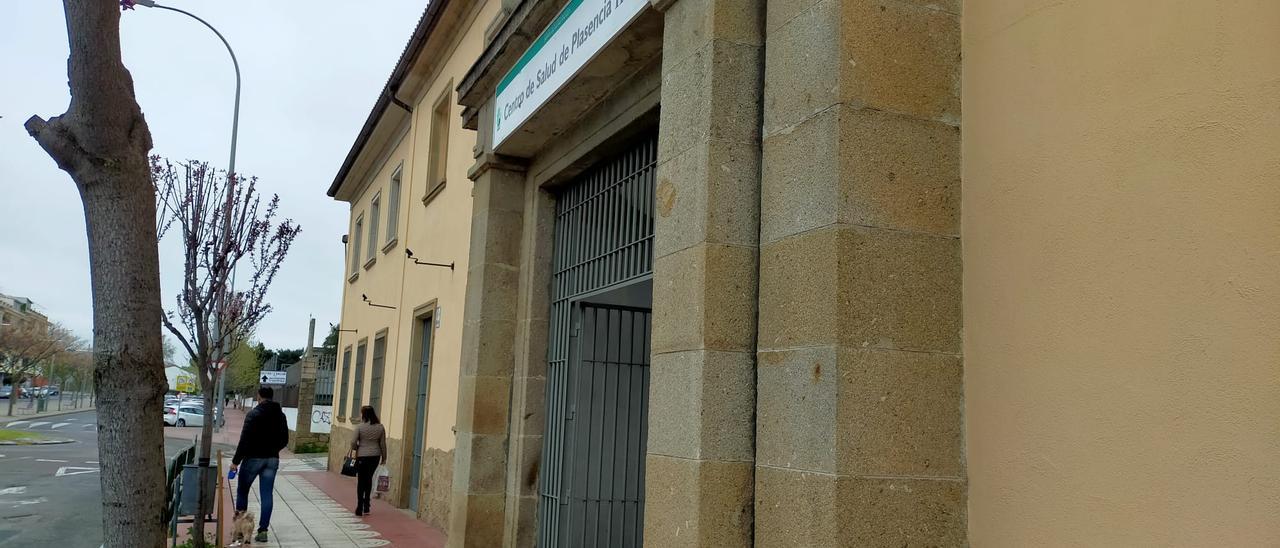 Centro de salud de La Data, donde han llegado más médicos por traslado en Plasencia.