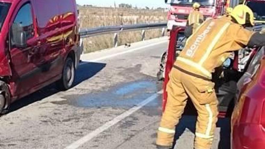 Trasladan a la Fe al niño de 9 años herido en un choque frontal de dos coches en Pego