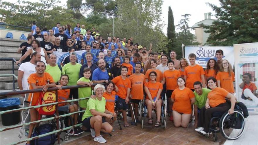 Rumbo Solidario convoca a centenares de nadadores en las piscinas de Rabanales