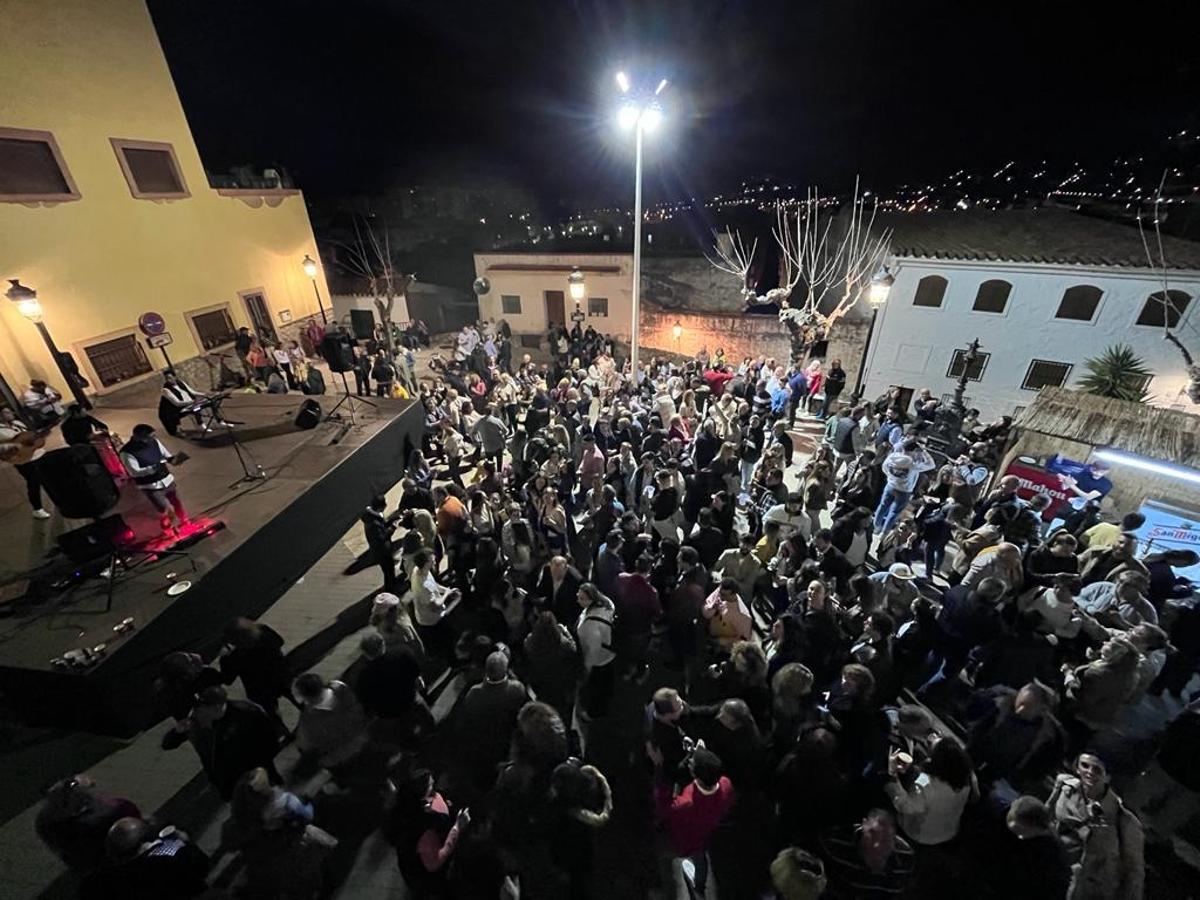 La actuación de Efraín llenó del mejor ambiente flamenco la plaza de la Iglesia ayer por la tarde en el inicio de los actos.