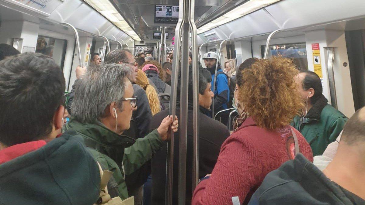 Coronavirus. Gente en el metro, a la altura de la parada de Badal, poco antes de las 7.30 de la mañana