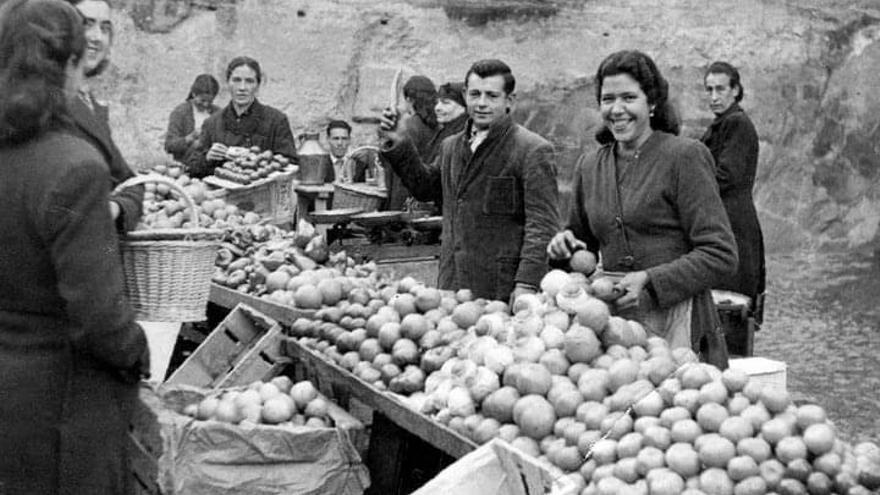 Puesto de frutas y verduras de Jacoba, célebre hortelana.