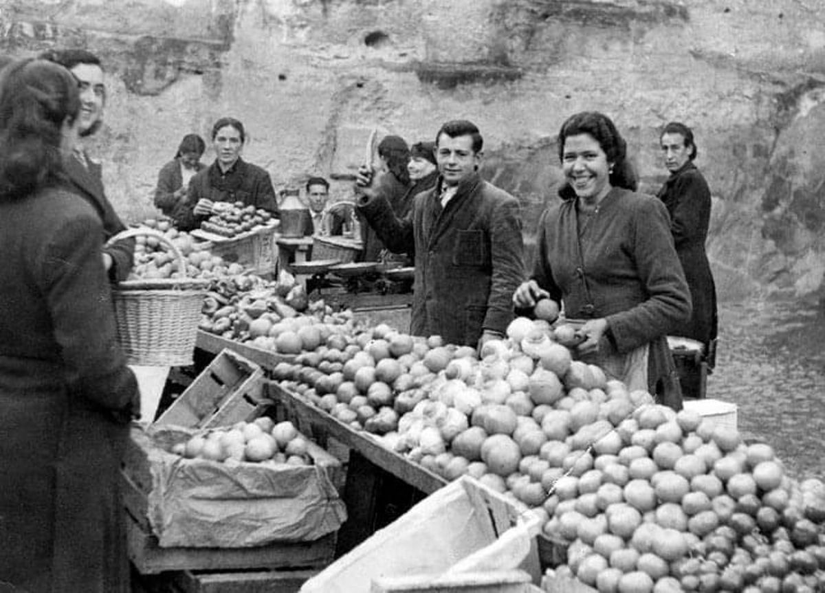Puesto de frutas y verduras de Jacoba, célebre hortelana.