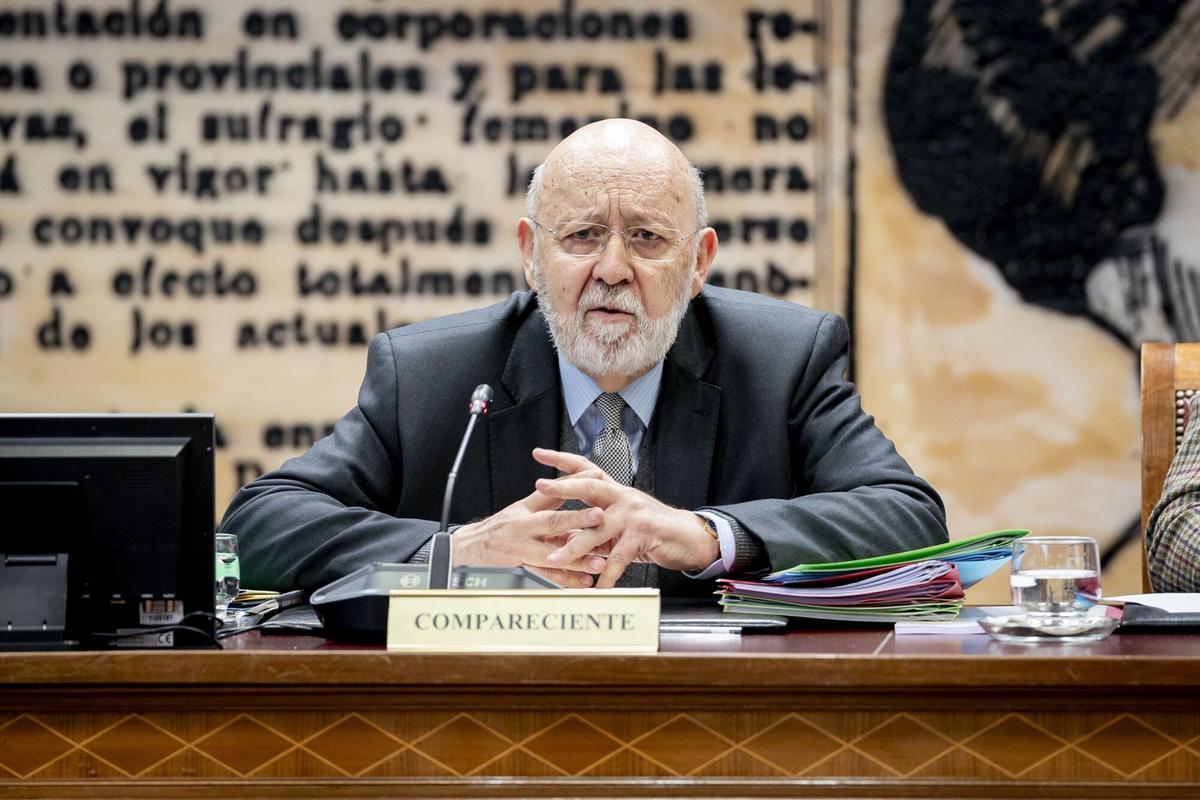 El Presidente del Centro de Investigaciones Sociológicas (CIS), José Félix Tezanos Tortajada, en su comparecencia ante la Comisión de Investigación sobre la gestión del CIS, en el Senado, a 9 de diciembre de 2025, en Madrid (España).