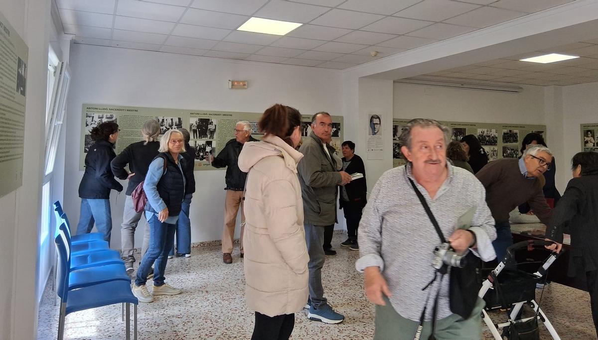 Un momento de la inauguración de la exposición "Antoni Llidó, sacerdot i mestre"