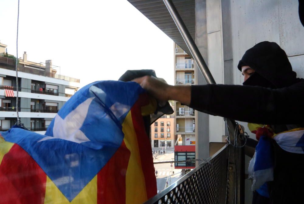 Els CDR retiren la bandera espanyola de la seu de la Generalitat a Girona