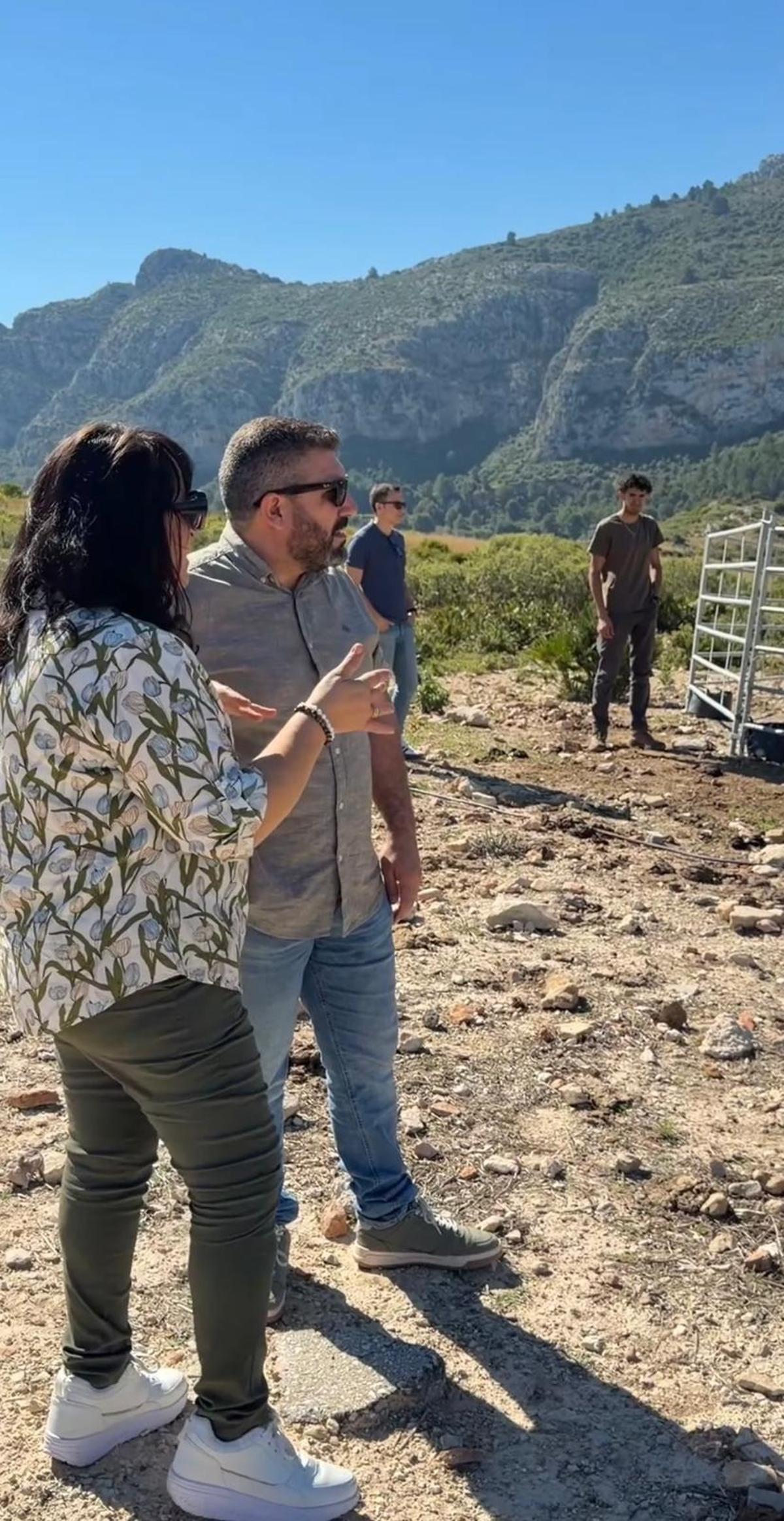 La concejala Reme Frustuoso y el alcalde han visitado los terrenos donde está el ganado
