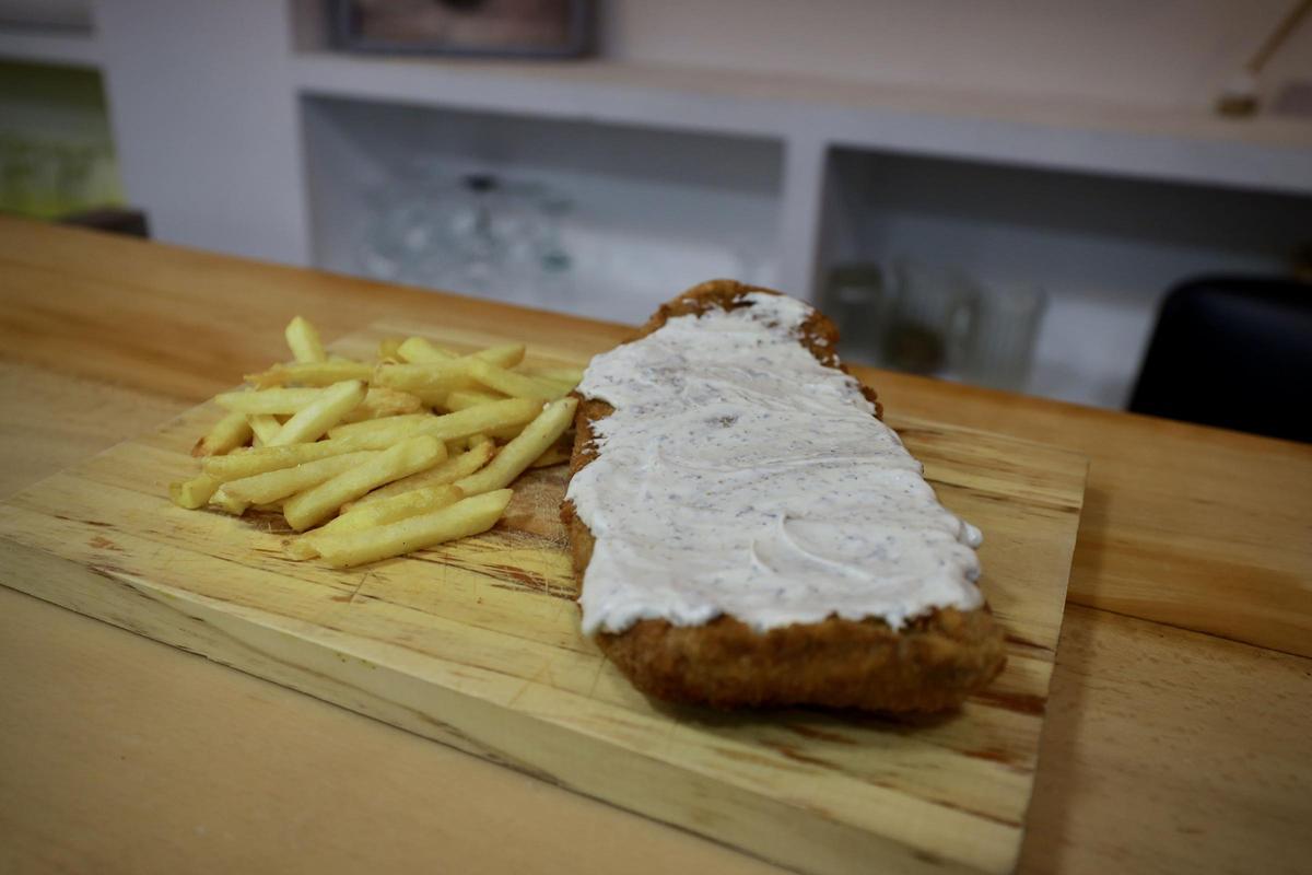 En imágenes | El pequeño bar de San José que triunfa gracias a sus cachopos y hamburguesas