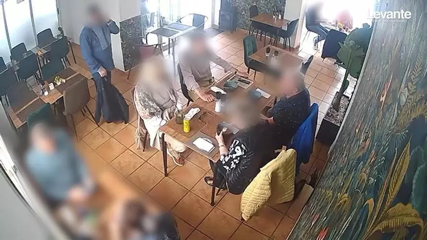 El ladrón atrapado en Moraira que simulaba hablar por el móvil, en plena acción: vídeo de sus fechorías