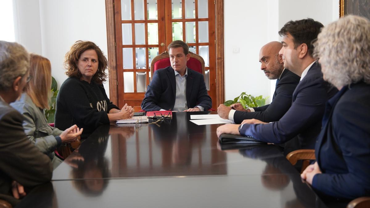 El alcalde de Xàtiva, la teniente de alcalde, el decano del Colegio de Abogados y otros letrados en la reunión de este jueves.