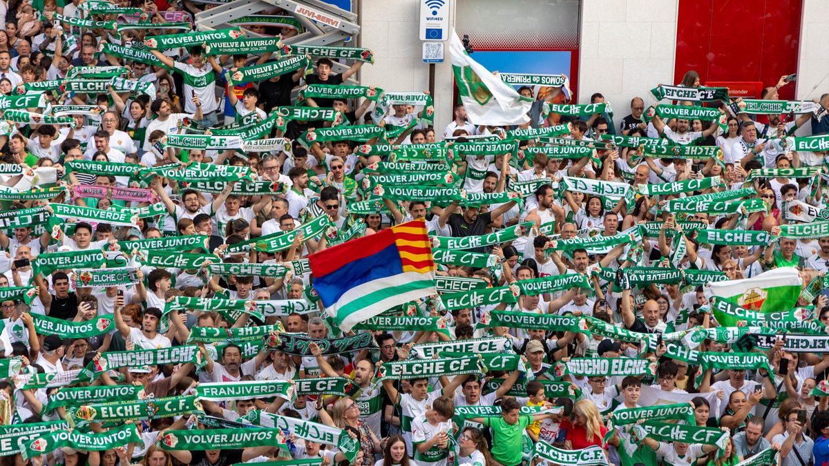 La afición del Elche espera al autobús descapotable en la plaza de Baix para celebrar el ascenso a primera.