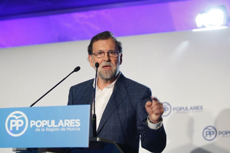 Rajoy se da un baño de multitudes en Murcia