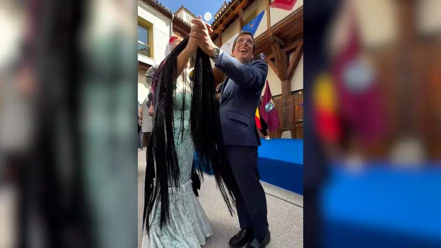 Almeida baila un chotis para inaugurar San Isidro y presume de su "progreso" desde la boda