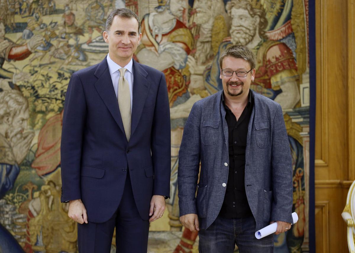 GRA048. MADRID, 26/04/2016.- El rey Felipe VI ha recibido hoy en el Palacio de la Zarzuela al portavoz de En Comú-Podemo, Xavier Domènech (d), en su tercera y última ronda de consultas con los líderes políticos para pulsar la posibilidad de proponer un candidato a la investidura antes de que los plazos constitucionales obliguen a disolver las Cortes y convocar nuevas elecciones. EFE/Angel Díaz ***POOL***