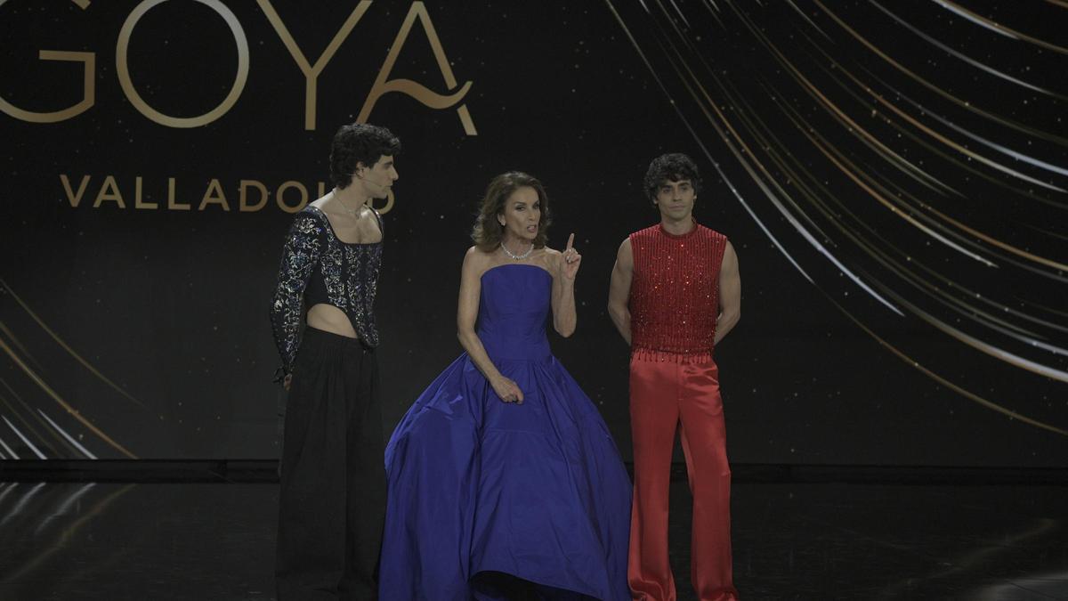 Los Javis y Ana Belén, en la gala de los Goya 2024.