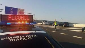 Una patrulla de la Guardia Civil, en un control de alcoholemia en una carretera de A Coruña.