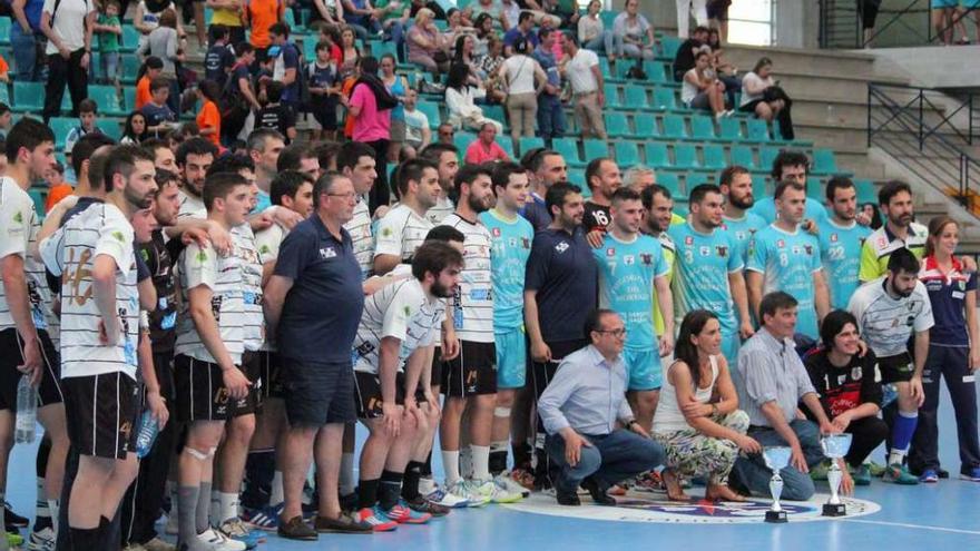 Frigoríficos y Teucro posan en la fotografía de familia posterior a la disputa de la final de la última Copa Diputación. // Santos Álvarez