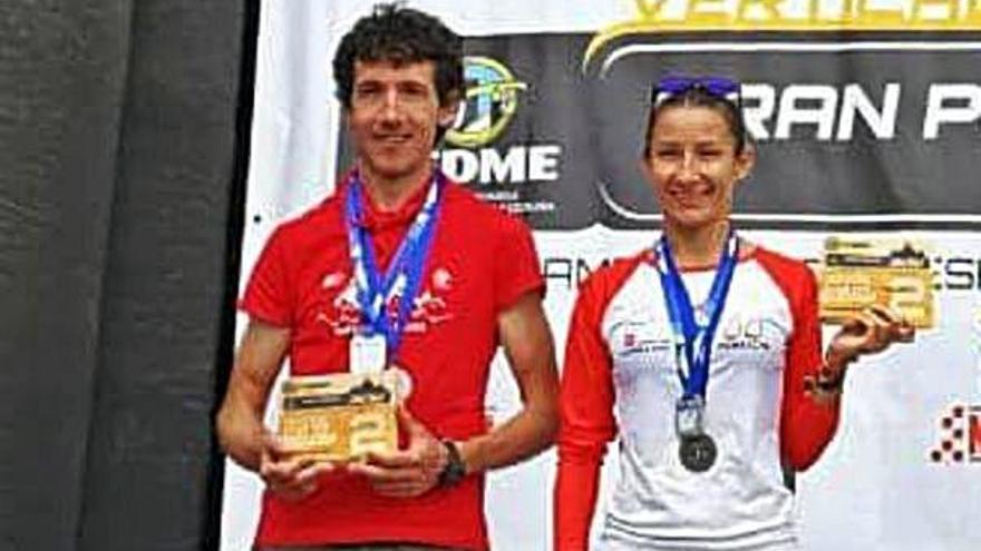 María Díez Manzano recogiendo su medalla de plata en la categoría de Veteranas.