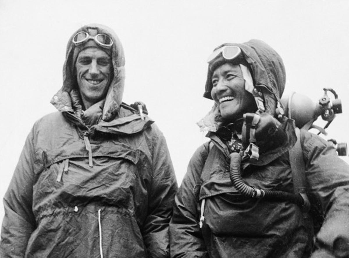 L’escalador Edmund P. Hillary (esquerra) i el xerpa Tenzing Norgay, el juny del 1953, amb l’equip amb què dies abans s’havien convertit en els primers a arribar al cim de l’Everest.