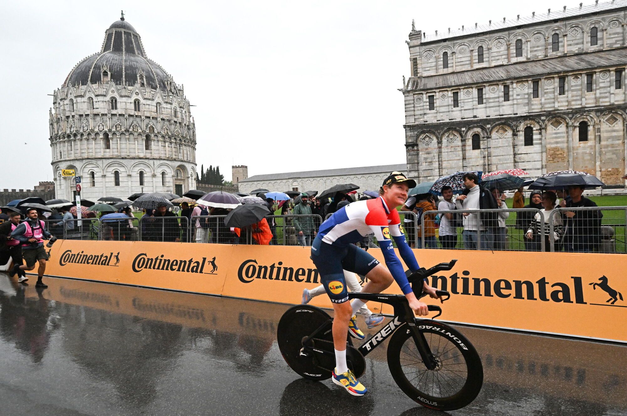 PISA (Italy), 20/05/2025.- Dutch rider Daan Hoole of Lidl-Trek team, looks on after finishing the 10th stage of the Giro d'Italia cycling tour, an individual time trial (ITT) over 28,6 km from Lucca to Pisa, Italy, 20 May 2025. (Ciclismo, Italia) EFE/EPA/LUCA ZENNARO