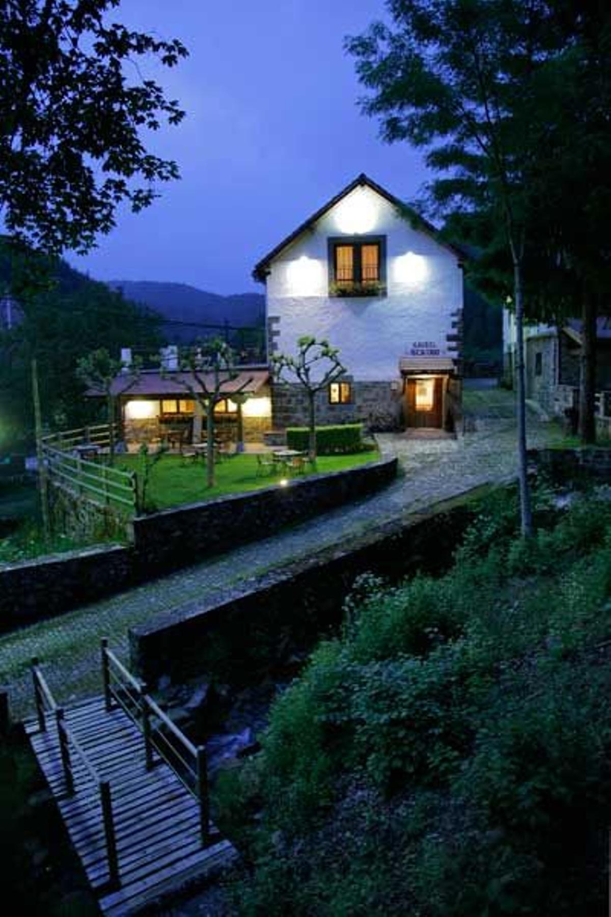 Exterior del Hotel Besaro, en Izalzu.