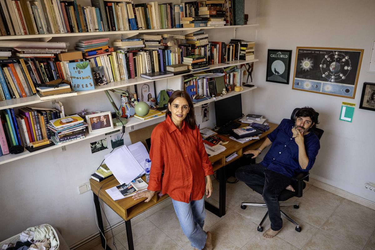 La pareja literaria Ariadna Castellarnau y Facundo Piperno en su casa-estudio en el Maresme